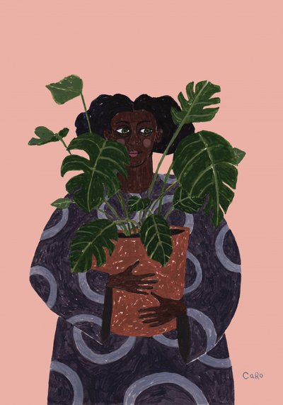 Mujer con una planta de monstera de Caroline Roberts