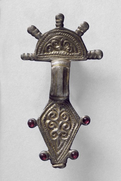 Broche con cabeza radiada, de Marchelepot, Somme, probablemente carolingio, c. siglo VII-X de Carolingian School