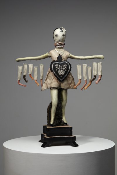 Corazón negro, 2013 (madera, arcilla, tela, pintura, partes de muñecas) de Cathie Pilkington