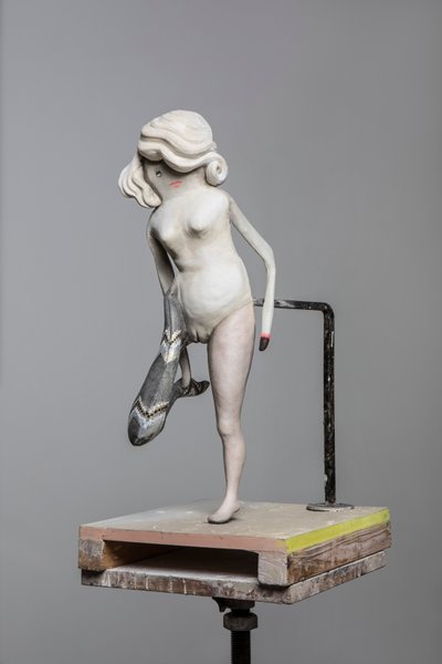 Muñeca Degas 2, 2017 (resina pintada, acero, madera) de Cathie Pilkington