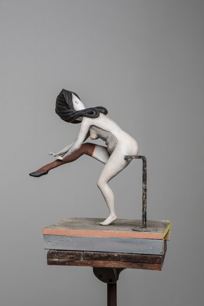 Muñeca Degas 5, 2017 (resina pintada, acero, madera) de Cathie Pilkington