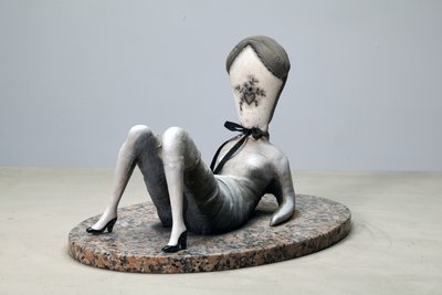 Dirty Love Pillow, 2014 (tela, arcilla, pintura sobre granito) de Cathie Pilkington