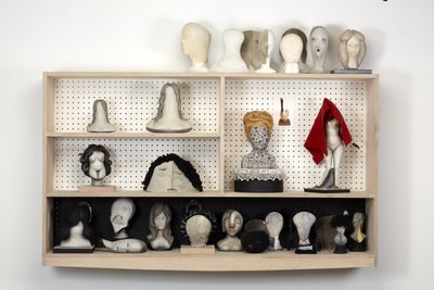 Head Case, 2016 (escayola, madera, cuero, manta, rotulador, pintura al óleo, tela, espejos, tablero de clavijas, MDF). de Cathie Pilkington