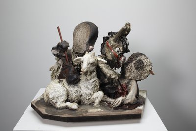 Help Is On Its Way, 2010 (madera, yeso, arcilla, tela, pintura) de Cathie Pilkington