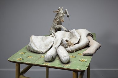 Madre, 2010 (madera, manta, paja, arcilla, linóleo, acero, pintura) de Cathie Pilkington