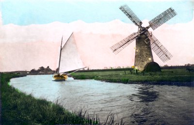 Un molino de viento en los Norfolk Broads, Norfolk, 1926 de Cavenders Ltd