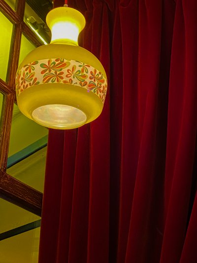 Composición - Lámpara y cortinas, 2022 (foto) de Cécile Jamet