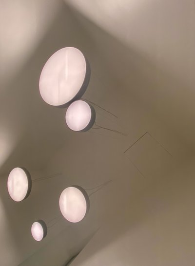 Composición - Luces, 2022 (foto) de Cécile Jamet