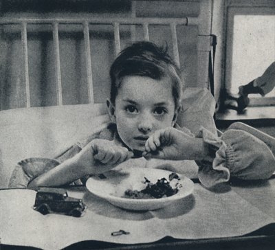Un niño pequeño que respira ligeramente, y siente su vida en cada miembro, ¿qué debería saber? de Cecil Beaton