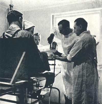 Hospital de Convalecientes - Tobillo dañado, 1941 de Cecil Beaton