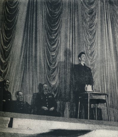 El teniente de vuelo J. Nicholson, V.C., enfatiza la importancia de la disciplina a los cadetes, 1941 de Cecil Beaton
