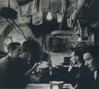Uso funcional del espacio en la cubierta de la cantina de Cecil Beaton