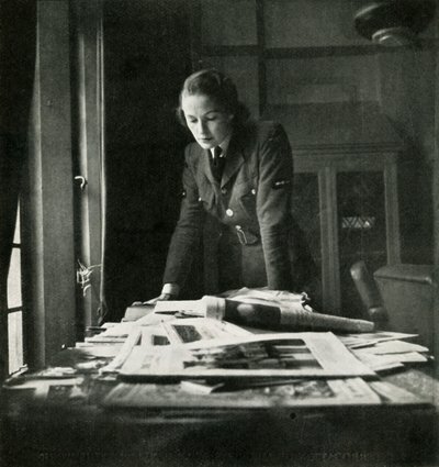 En la sala de lectura, c1943 de Cecil Beaton