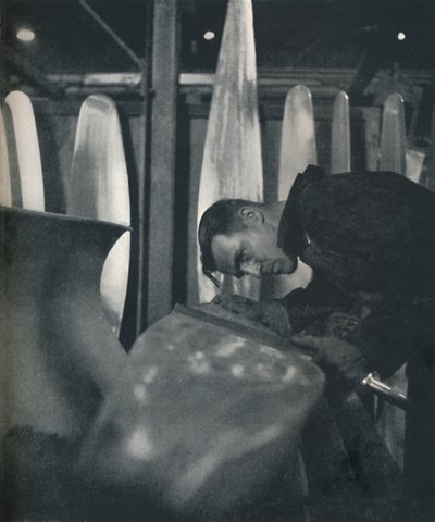 Midiendo las palas de la hélice de Cecil Beaton