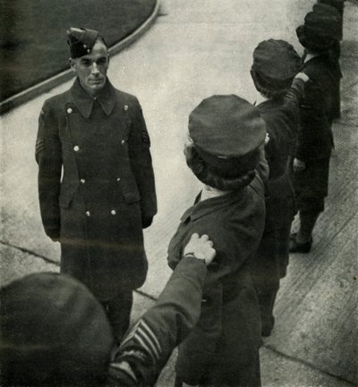 Sargento de la R.A.F. Entrena a Mujeres, c1943 de Cecil Beaton