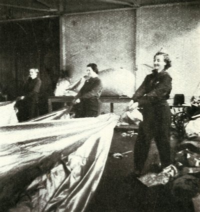 Reparando globos de barrera, c1943 de Cecil Beaton