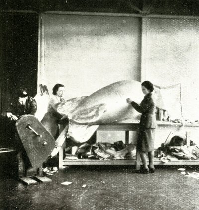 Reparación de globos de barrera, c. 1943 de Cecil Beaton
