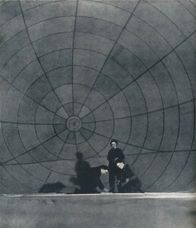 El web WAAFS trabajando en un globo, 1941 de Cecil Beaton