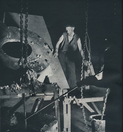Trabajador en una fábrica de aviones preparando aleación de Cecil Beaton