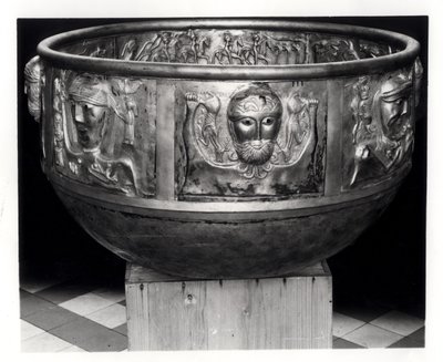 Réplica de tamaño completo del caldero de Gundestrup, original del siglo I a.C. de Celtic