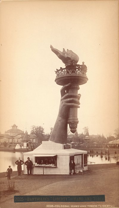 La "Libertad" de Bartholdi - Mano y antorcha, Exposición del Centenario, Filadelfia de Centennial Photographic Co.