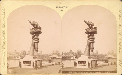 Mano colosal y antorcha, Libertad, Exposición del Centenario, Filadelfia de Centennial Photographic Co.