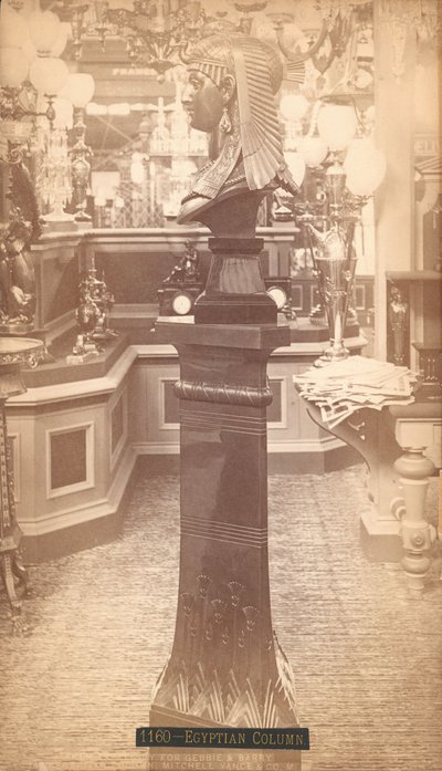 Columna egipcia, Mitchell, Vance & Co., Edificio principal, Exposición del Centenario, Filadelfia de Centennial Photographic Co.