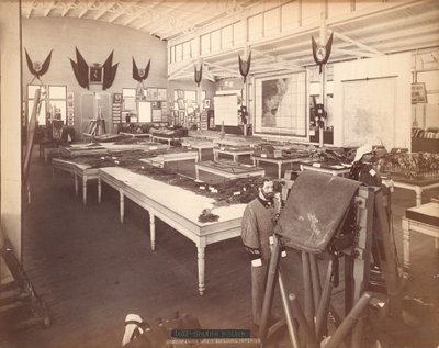 Interior del edificio del gobierno español, en la sección española de la Exposición del Centenario de Centennial Photographic Co.