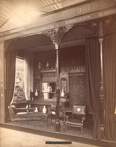 Exhibición de James Shoolbred & Co. -- Edificio Principal, escena de salón con un aparador y espejo con jarrones encima y enfrente, sillas, una mesa y un sofá. En el suelo hay una alfombra y las paredes están cubiertas con papel tapiz floral de Centennial Photographic Co.