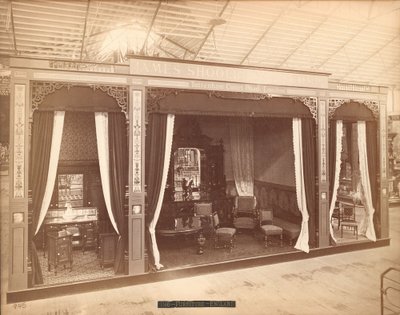 Exhibición de James Shoolbred & Co. -- Edificio Principal, Tres habitaciones con muebles de Centennial Photographic Co.