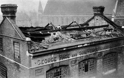 Daños causados en el primer bombardeo de Londres, 1915 de Central Press