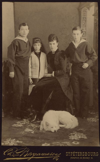 La emperatriz María Fiódorovna con sus hijos, Nicolás Alexándrovich, Jorge Alexándrovich y Xenia Alexándrovna, por Bergamasco, Carlos (Karl) (1830-1896). Foto en albúmina, aprox. 1883. Archivo Estatal de Cine y Fotografía de Rusia, Krasnogorsk de Charles Bergamasco