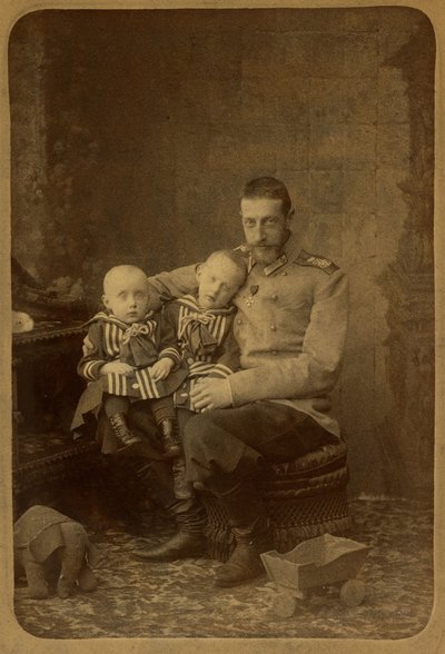 Constantin Constantinovitch de Russie avec ses fils Ioann et Gabriel - Grand Duque Constantine Constantinovich of Russia with sons, John Konstantinovich and Gabriel Konstantinovich, by Bergamasco, Charles (Karl) (1830-1896). Foto en albúmina, c. 1890. Ruso de Charles Bergamasco