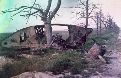 El naufragio de un tanque alemán, destruido en batalla en el Frente Occidental, Francia, c.1914-18 de Charles Adrien