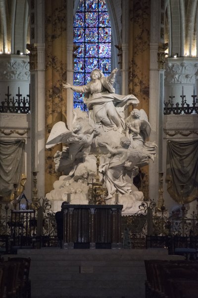 Vista interior de la Catedral de Chartres, el Altar Mayor (escultura de Charles Antoine Bridan la Asunción) de Charles Antoine Bridan