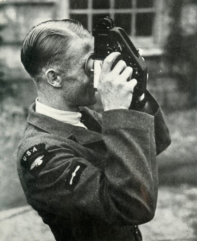Aviador aprendiendo navegación durante la Segunda Guerra Mundial, 1941 de Charles Brown