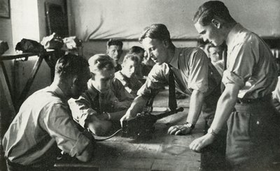 Personal de la RAF aprendiendo sobre armas, 1941 de Charles Brown