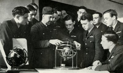 Personal de la RAF aprendiendo navegación durante la Segunda Guerra Mundial, 1941 de Charles Brown
