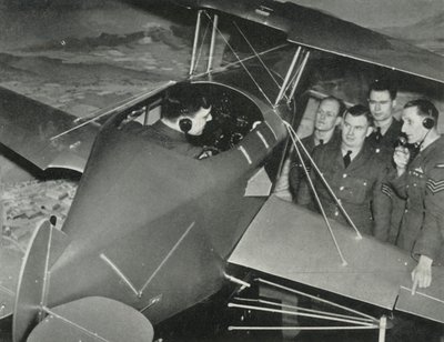 Personal de la RAF aprendiendo a volar en un simulador de vuelo durante la Segunda Guerra Mundial, 1941 de Charles Brown
