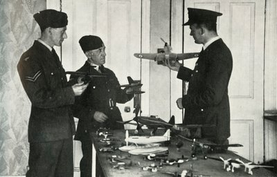 Personal de la RAF aprendiendo a identificar aviones durante la Segunda Guerra Mundial, 1941 de Charles Brown
