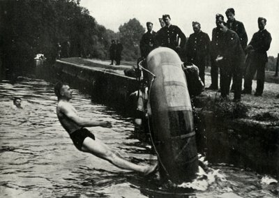Personal de la RAF aprendiendo a usar un bote salvavidas, 1941 de Charles Brown