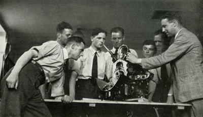Personal de la RAF recibiendo instrucción de motores aeronáuticos, 1941 de Charles Brown