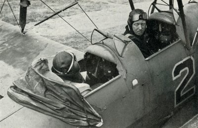 Piloto de la RAF aprendiendo a volar durante la Segunda Guerra Mundial, 1941 de Charles Brown