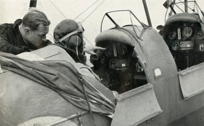 Piloto de la RAF aprendiendo a volar durante la Segunda Guerra Mundial, 1941 de Charles Brown