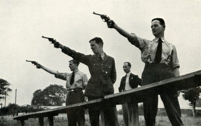 Práctica de revólver en la Escuela de Entrenamiento de Vuelo Elemental, 1941 de Charles Brown