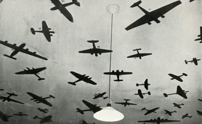 Siluetas de aviones militares...en una escuela de entrenamiento de la RAF durante la Segunda Guerra Mundial, 1941 de Charles Brown