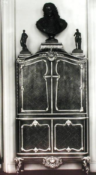 Gabinete con un busto de Luis de Orleans (1703-52) de Charles Cressent