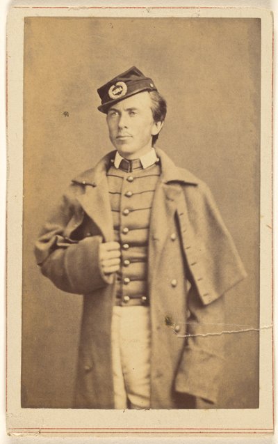 [Soldado de la Guerra Civil no identificado de pie, una mano agarrando su abrigo] de Charles DeForest Fredricks