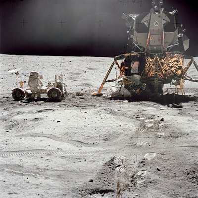 Módulo lunar Orion del Apollo 16 en la superficie lunar, 21 de abril de 1972 de Charles Duke