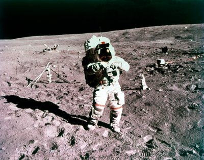 Astronauta John Young en la superficie lunar, misión Apollo 16, 21 de abril de 1972 de Charles Duke